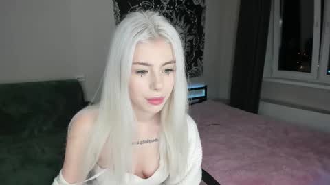 Snapshot of red_qwe chatting on 11.04.25 Erika online show from 11.04.25