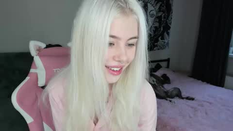 Snapshot of red_qwe chatting on 11.09.25 Erika online show from 11.09.25