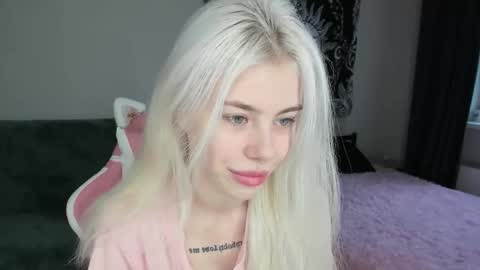 Snapshot of red_qwe chatting on 11.10.25 Erika online show from 11.10.25