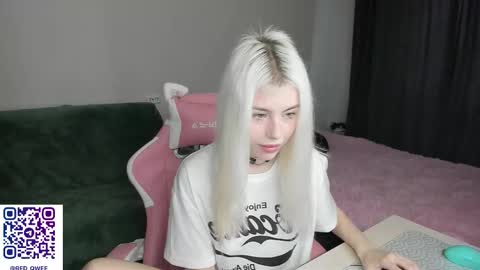 Snapshot of red_qwe chatting on 11.29.25 Erika online show from 11.29.25