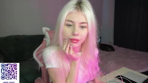 Snapshot of red_qwe chatting on 12.05.25 Erika online show from 12.05.25