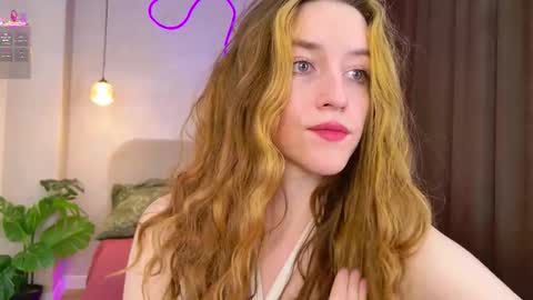 Snapshot of red_summers_bunny_ chatting on 09.29.25 Helen online show from 09.29.25