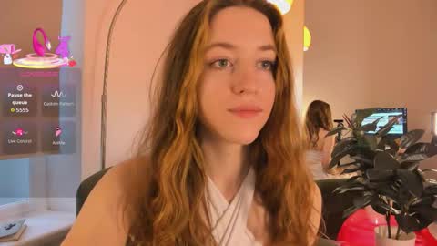 Snapshot of red_summers_bunny_ chatting on 10.10.25 Helen online show from 10.10.25