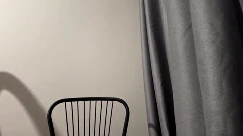 Snapshot of redbullvibe chatting on 12.18.25 Mia online show from 12.18.25