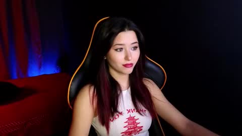 Snapshot of redmidnight_ chatting on 12.04.25 Kiara online show from 12.04.25