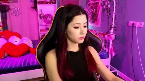 Snapshot of redmidnight_ chatting on 12.21.25 Kiara online show from 12.21.25