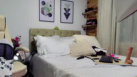 Yanella online show from 02.14.25