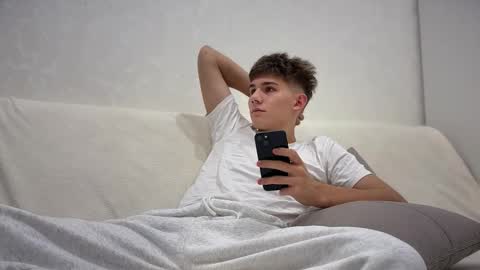 Snapshot of reeves_bae chatting on 11.25.25 Alex online show from 11.25.25