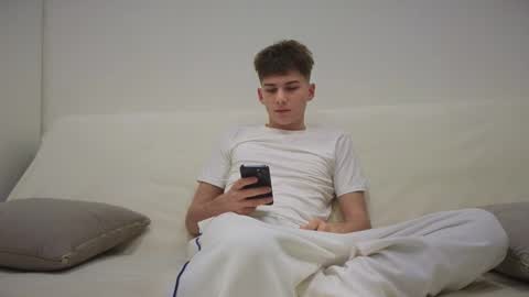 Snapshot of reeves_bae chatting on 11.26.25 Alex online show from 11.26.25