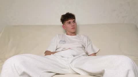 Snapshot of reeves_bae chatting on 11.30.25 Alex online show from 11.30.25