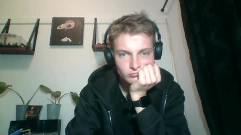 Snapshot of reynhardt chatting on 06.27.26 reynhardt online show from 06.27.26
