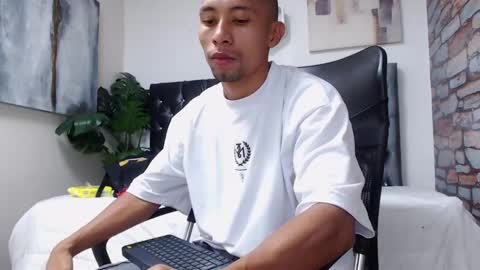 Snapshot of richar_voller chatting on 12.27.24 richar_voller online show from 12.27.24