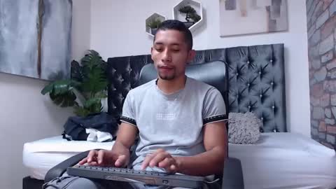 Snapshot of richar_voller chatting on 01.05.25 richar_voller online show from 01.05.25