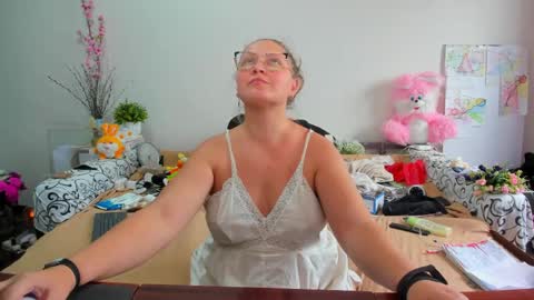 Anna - not anna - right Anna  online show from 06.04.26