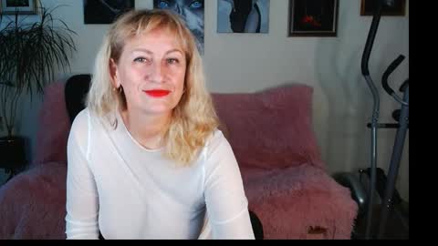 Snapshot of riley_annet chatting on 11.16.25 Riley online show from 11.16.25