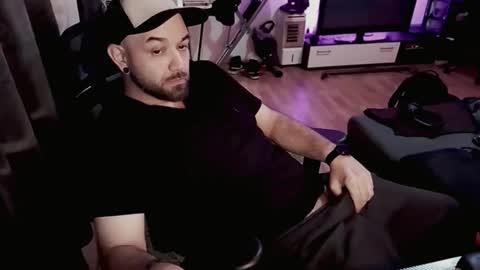 Snapshot of riptid3_ chatting on 11.02.25 Ask Me online show from 11.02.25