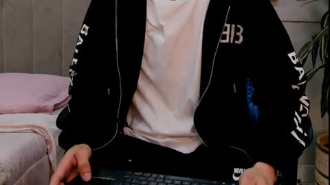 Snapshot of roan_birkin chatting on 06.11.26 Roan Birkin online show from 06.11.26