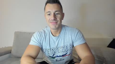 Snapshot of roberto4ever chatting on 01.10.25 roberto4ever online show from 01.10.25