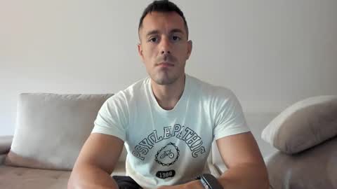 Snapshot of roberto4ever chatting on 10.01.25 roberto4ever online show from 10.01.25