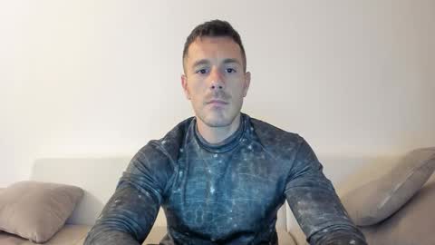 Snapshot of roberto4ever chatting on 10.02.25 roberto4ever online show from 10.02.25