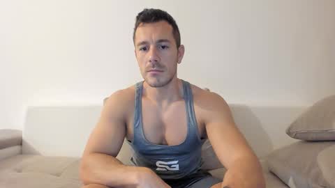 Snapshot of roberto4ever chatting on 10.11.25 roberto4ever online show from 10.11.25