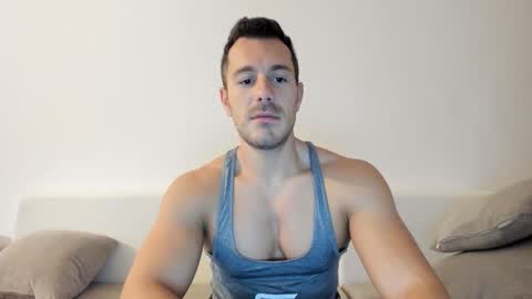 Snapshot of roberto4ever chatting on 10.12.25 roberto4ever online show from 10.12.25