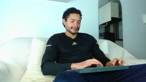 Snapshot of roby_millerr chatting on 10.10.25 roby_millerr online show from 10.10.25