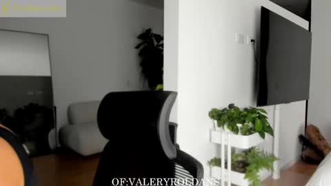 Snapshot of roldansvalery chatting on 10.31.25 Valery Roldans online show from 10.31.25