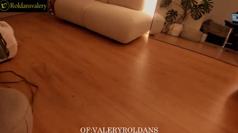 Snapshot of roldansvalery chatting on 11.19.25 Valery Roldans online show from 11.19.25