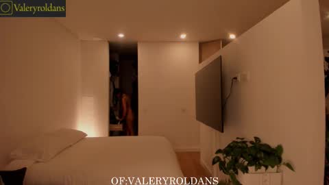 Snapshot of roldansvalery chatting on 11.27.25 Valery Roldans online show from 11.27.25