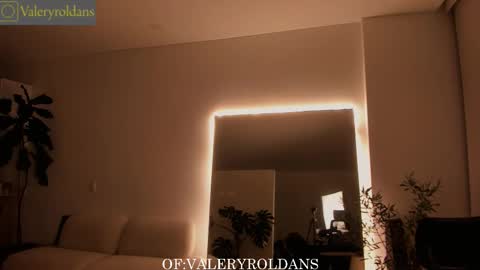 Snapshot of roldansvalery chatting on 11.29.25 Valery Roldans online show from 11.29.25