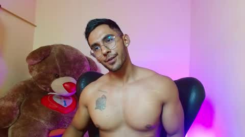 Snapshot of romanpearce_ chatting on 02.07.25 Roman online show from 02.07.25