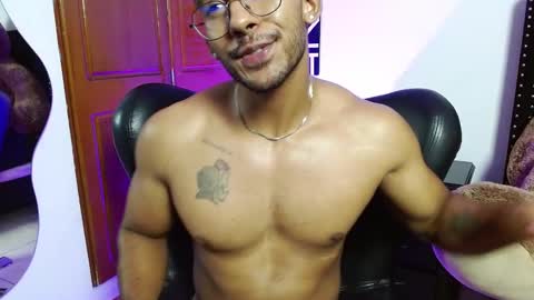 Snapshot of romanpearce_ chatting on 02.20.25 Roman online show from 02.20.25