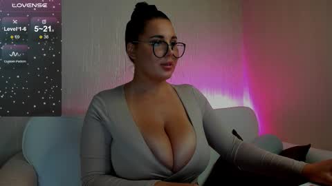 Snapshot of ronnie__g chatting on 10.06.25 Veronica MY INST ronnieglace13 online show from 10.06.25