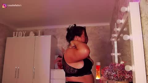 Snapshot of rosaliefetish chatting on 12.16.25 Rosalie online show from 12.16.25