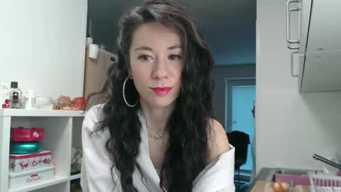 Snapshot of roselynsun chatting on 01.07.25 Rose online show from 01.07.25