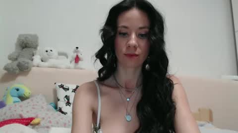 Snapshot of roselynsun chatting on 01.18.25 Rose online show from 01.18.25