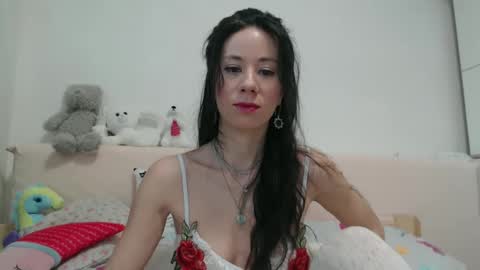 Snapshot of roselynsun chatting on 02.03.25 Rose online show from 02.03.25