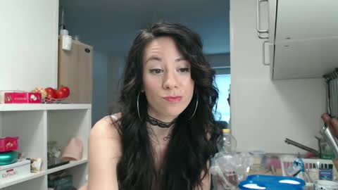 Snapshot of roselynsun chatting on 02.14.25 Rose online show from 02.14.25