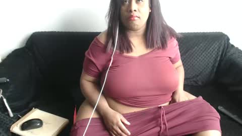 Snapshot of rosexmary chatting on 03.10.25 LAURA online show from 03.10.25