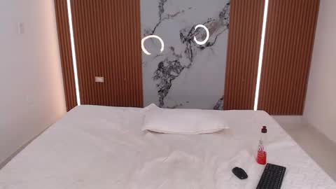 Snapshot of rosselyn_ chatting on 11.15.25 Rossi Hill online show from 11.15.25