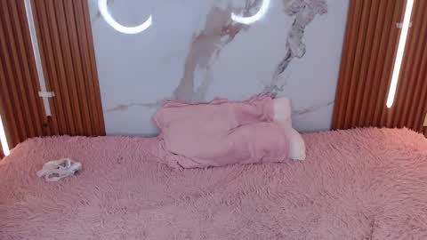 Snapshot of rosselyn_ chatting on 11.23.25 Rossi Hill online show from 11.23.25