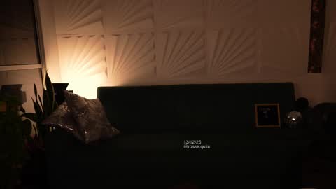 Snapshot of rosseyquiin chatting on 12.14.25 Rossey online show from 12.14.25