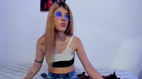 Snapshot of roxanajames__ chatting on 03.12.25 roxy online show from 03.12.25