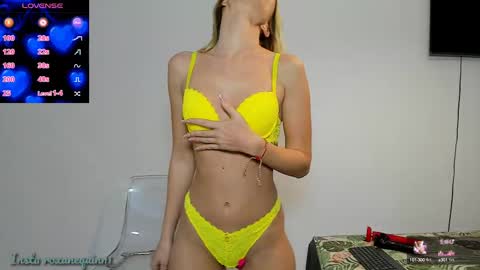 Snapshot of roxannequin chatting on 03.05.25 roxanne online show from 03.05.25