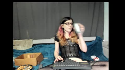 Snapshot of roxihazeleyes chatting on 01.18.25 roxihazeleyes online show from 01.18.25