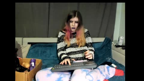 Snapshot of roxihazeleyes chatting on 01.22.25 roxihazeleyes online show from 01.22.25