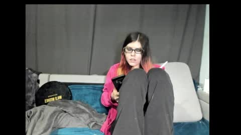 Snapshot of roxihazeleyes chatting on 01.24.25 roxihazeleyes online show from 01.24.25
