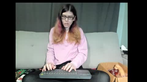 Snapshot of roxihazeleyes chatting on 01.25.25 roxihazeleyes online show from 01.25.25