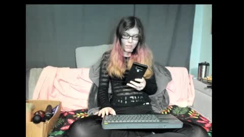 Snapshot of roxihazeleyes chatting on 01.26.25 roxihazeleyes online show from 01.26.25